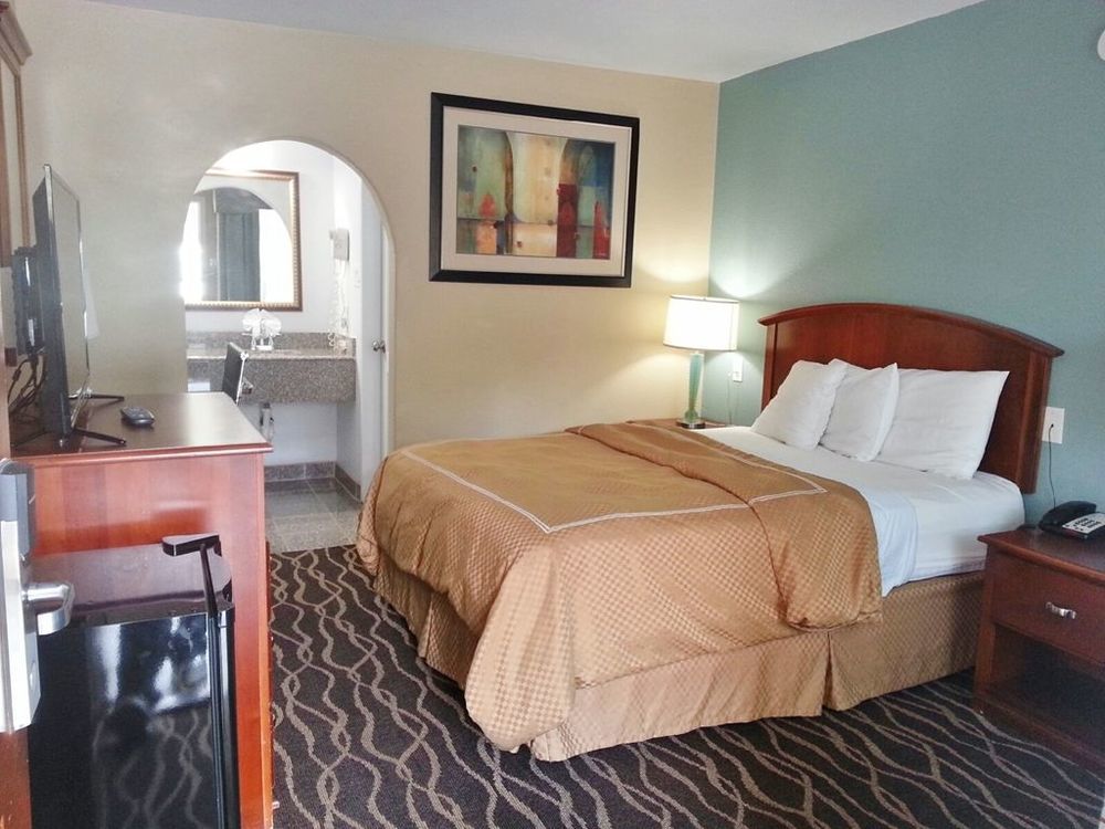 Lodge Econo South *