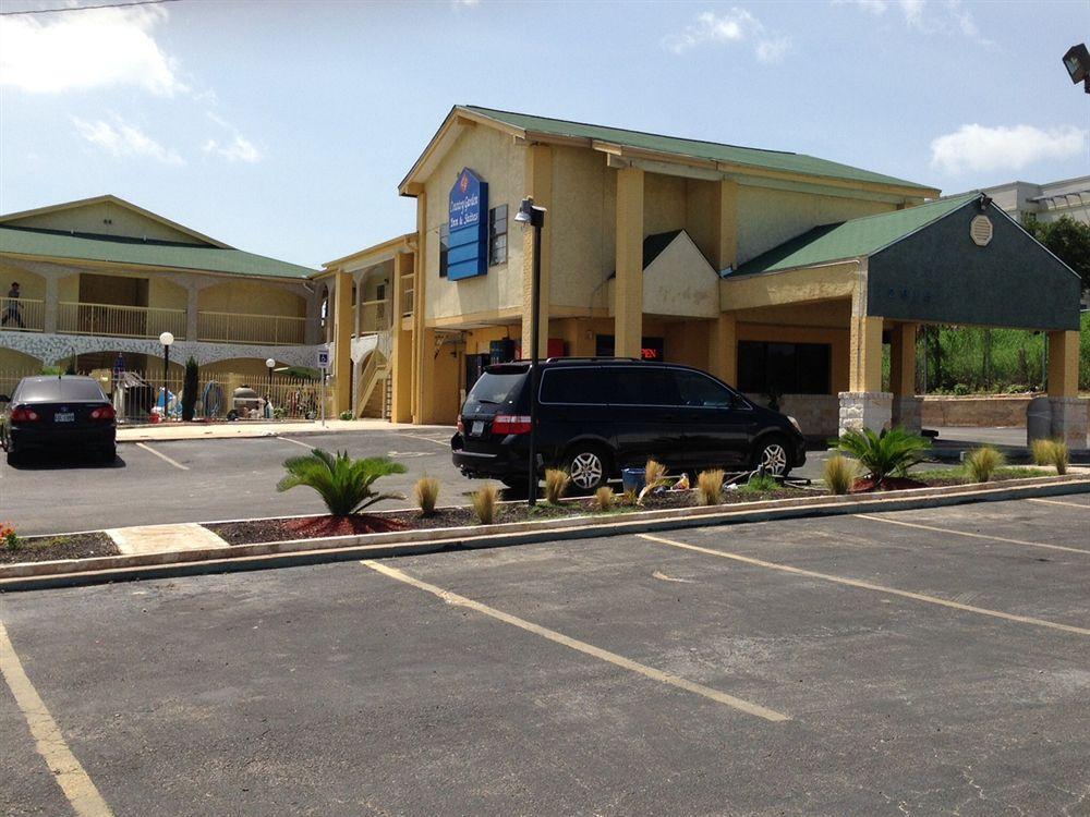 Lodge Econo South *